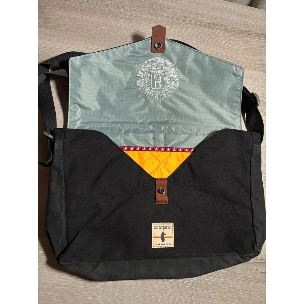 Cotopaxi Heroku Messenger Bag Black Canvas Padded Laptop Shoulder Bag Gorpcore